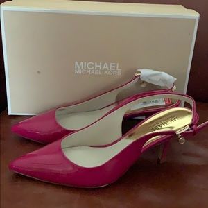 Michael Kors Kelsey Kitten Sling. Size 7 Fuschia